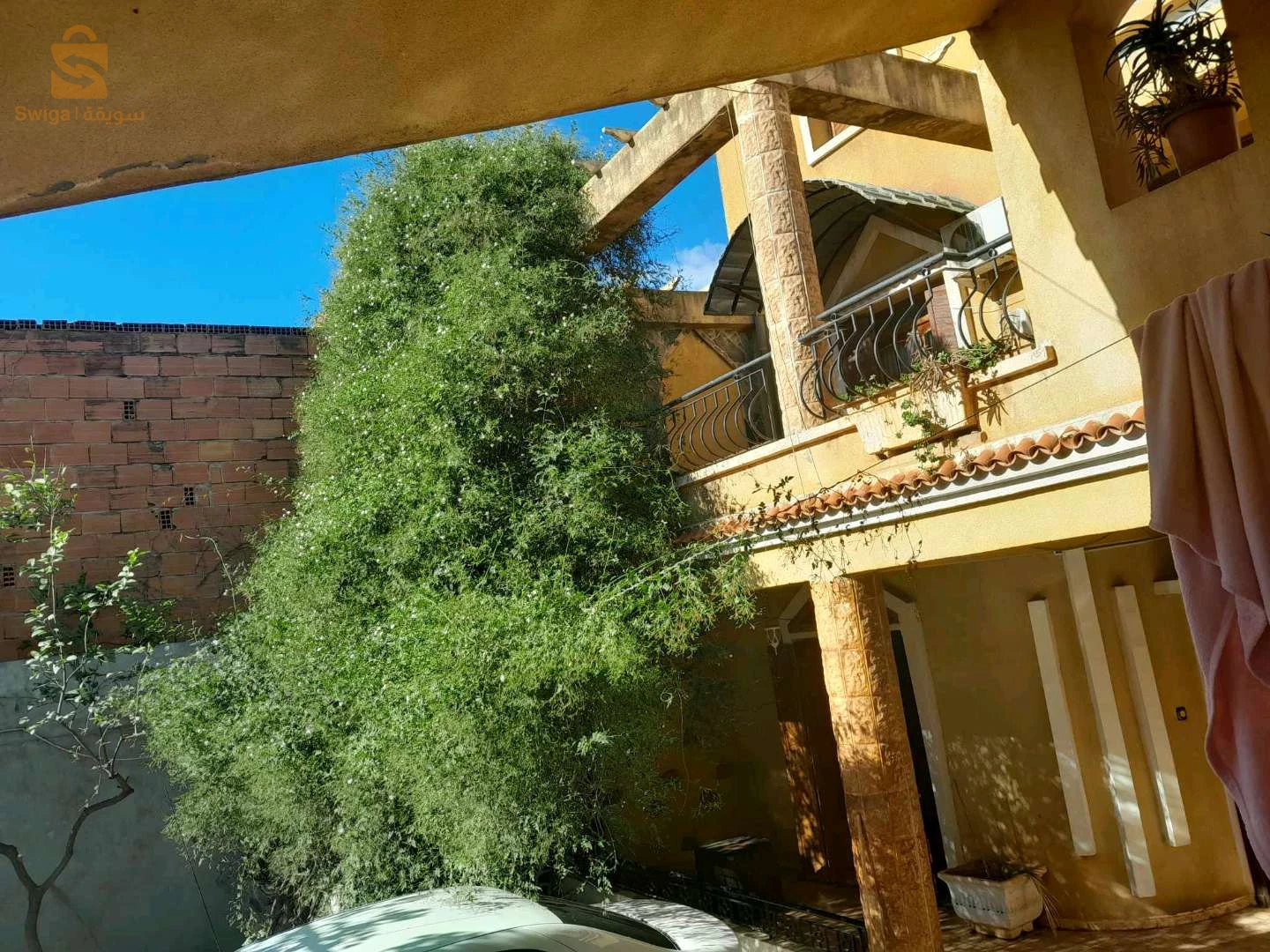 فيلا 3طوابق في حي نظيف وهادئ زائد حديقة زائد مكان لركن 3سيارات زائد سطح ماء غاز كهرباء كل شيء ريڨلو فيلا مكملة قرايتها ارواح تسكن وفقط