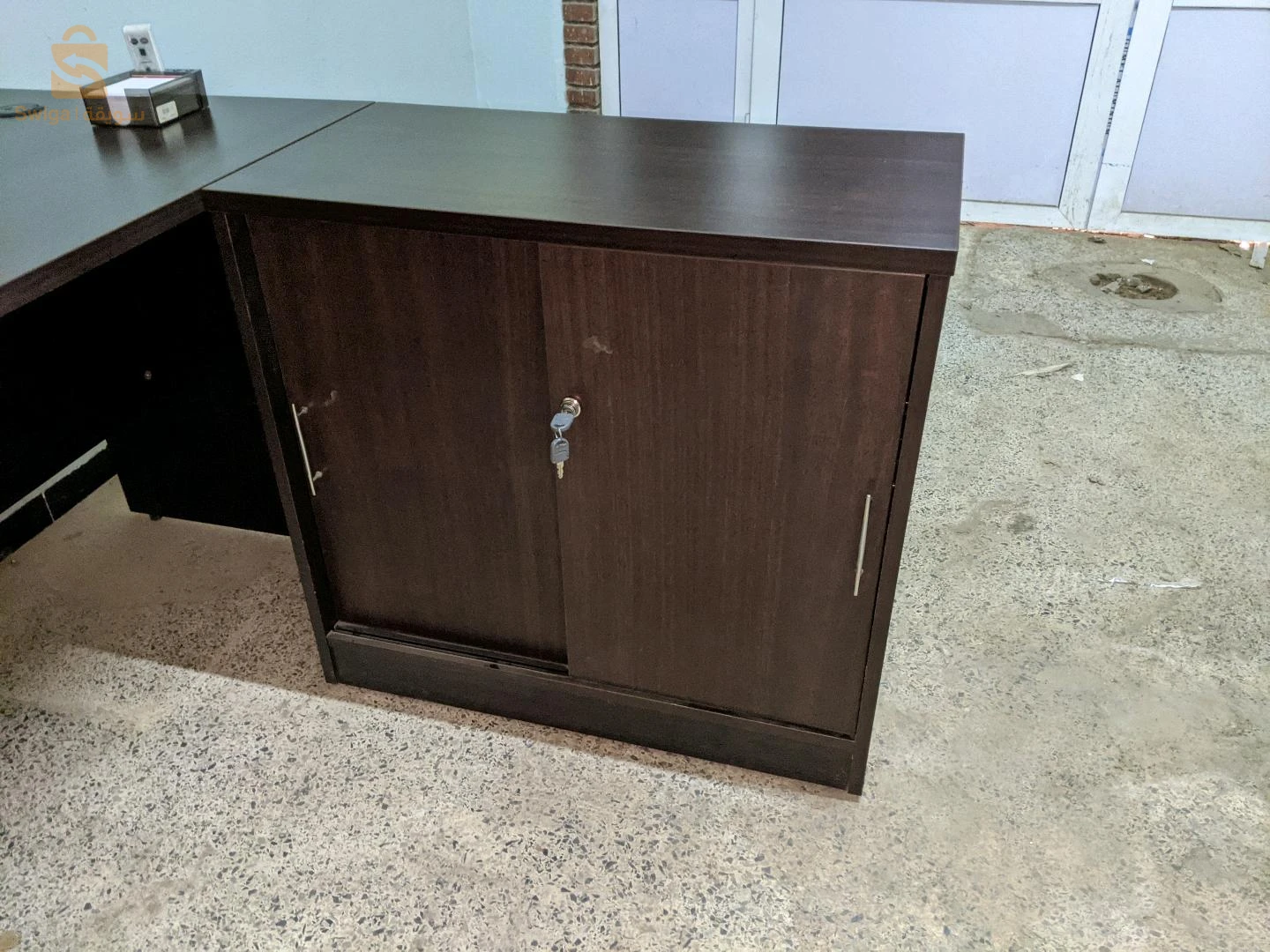 un bureau avec l'armoire