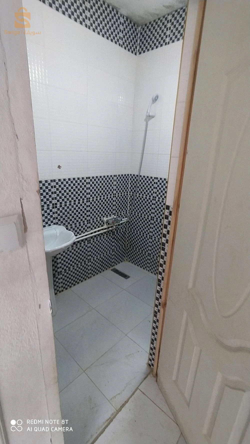 منزل للبيع في حي بوصوف حي النعجة الصغيرة فوق المسجد بي 4 رواد جها اليمنى فيه سوسول يطل على الحديقة و طابق العلوي يطل على الحديقة و طريق متكون من 2 غرف كبار وحدة 6/ 5 و لخرى 5/ 4 و مطبخ مفتوح على الهول و حمام و مرحاض كبار مخدومة مليح مفينية تسكن بنهارك غاز ماء كهرباء انترنات اوراق تسوية موجودة