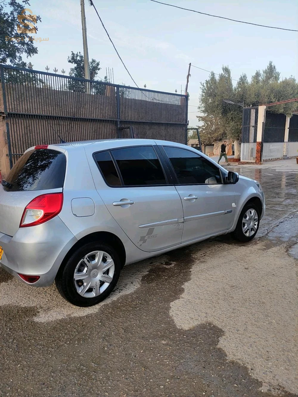 Clio 3 1.2 16v. 
Km : 309000 
00 penture 
فيها آفروى باب تالي كوتي باساجي على برى تبان في الفوطو. 
فيها خدش صغير تحت كابو. 
Suspension 10/10 

 لي مهتم : 0672682385.