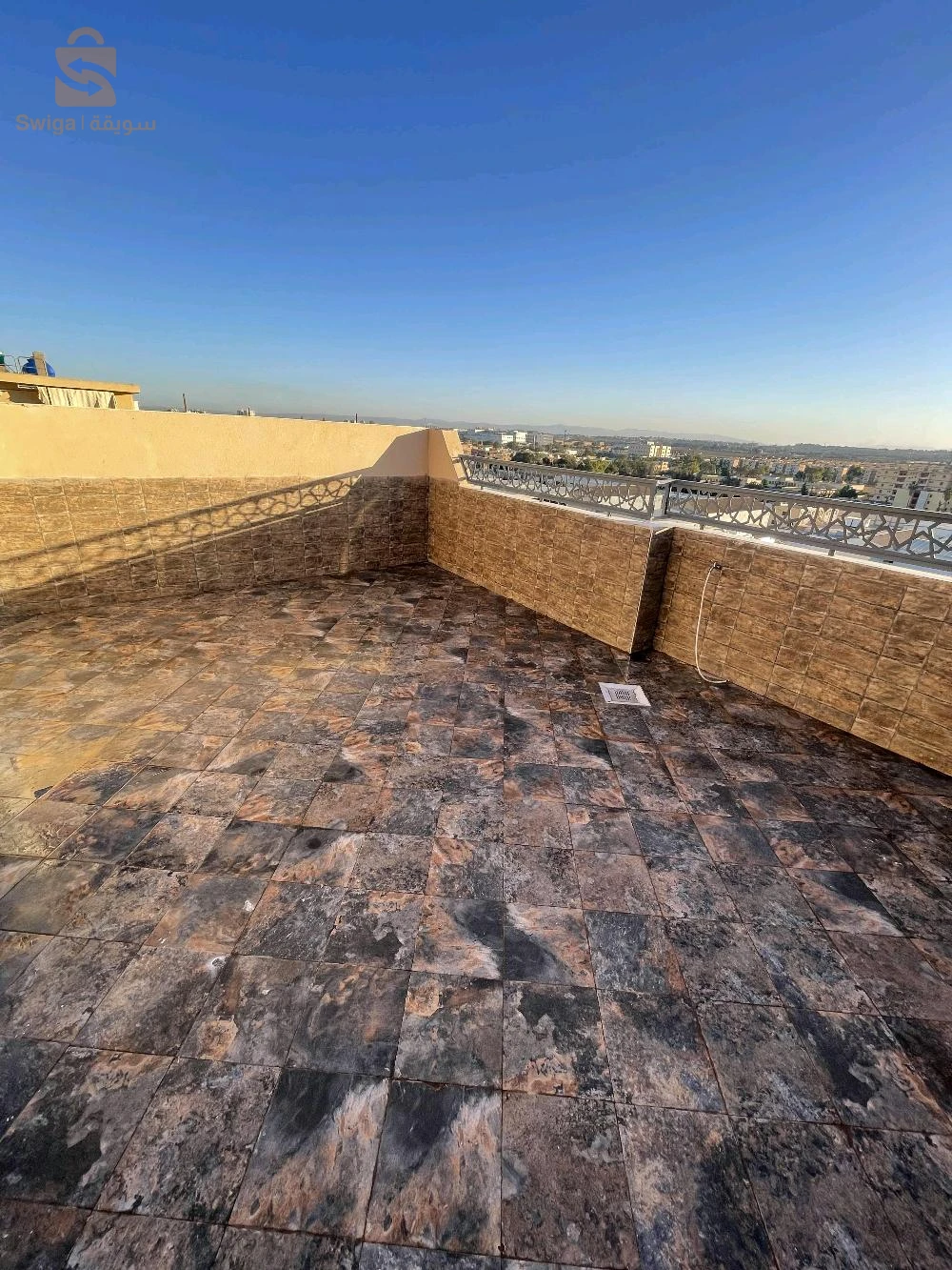 appartement F4 7eme étage a Oran cité peti