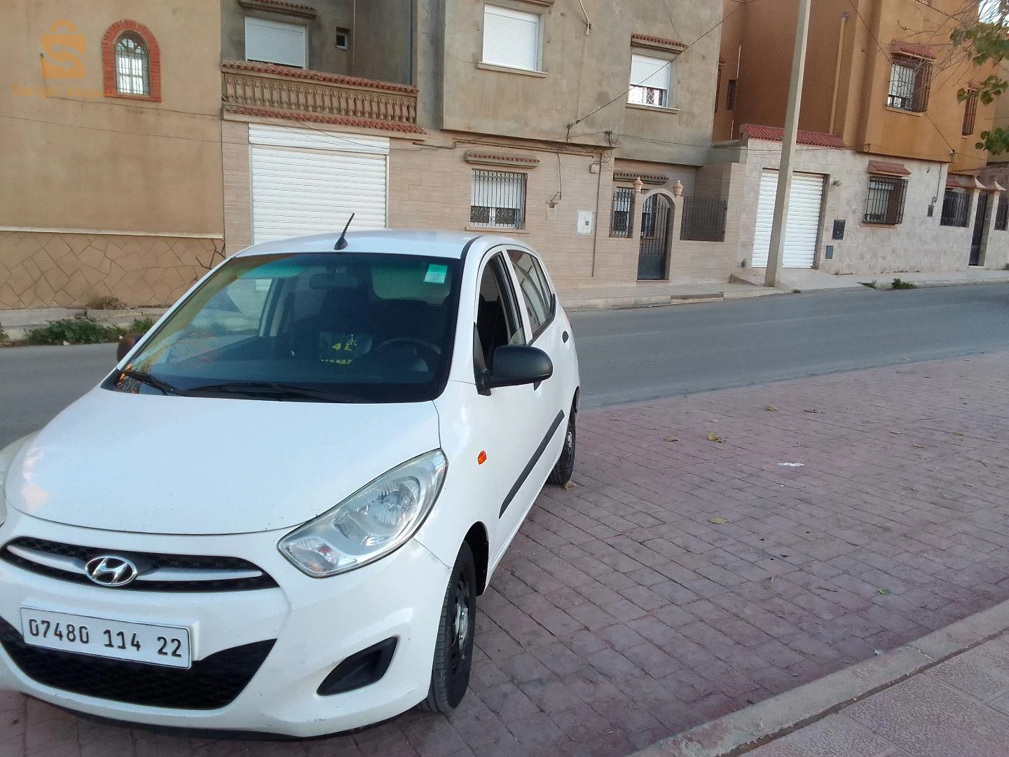 سيارة نضيفة فيها زوج تاع  بارشوك معاودين نضافة