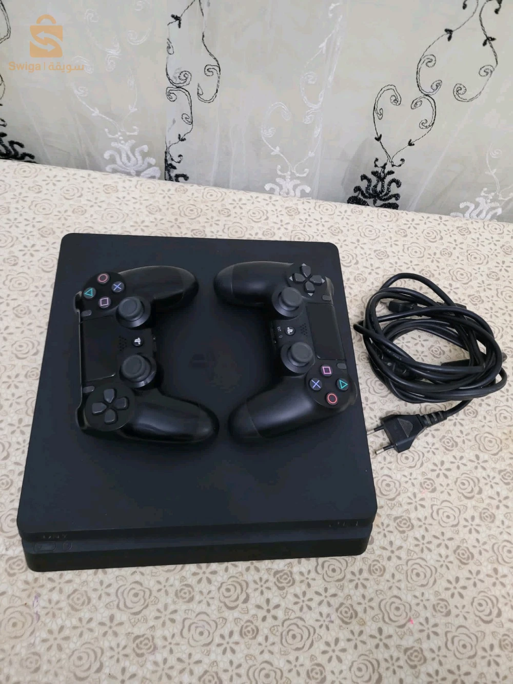 PS4/ play 4 /PlayStation 4 slim en très bon état avec 2 manette 🕹️ 
Ticket de garantie 
500gb 
version online