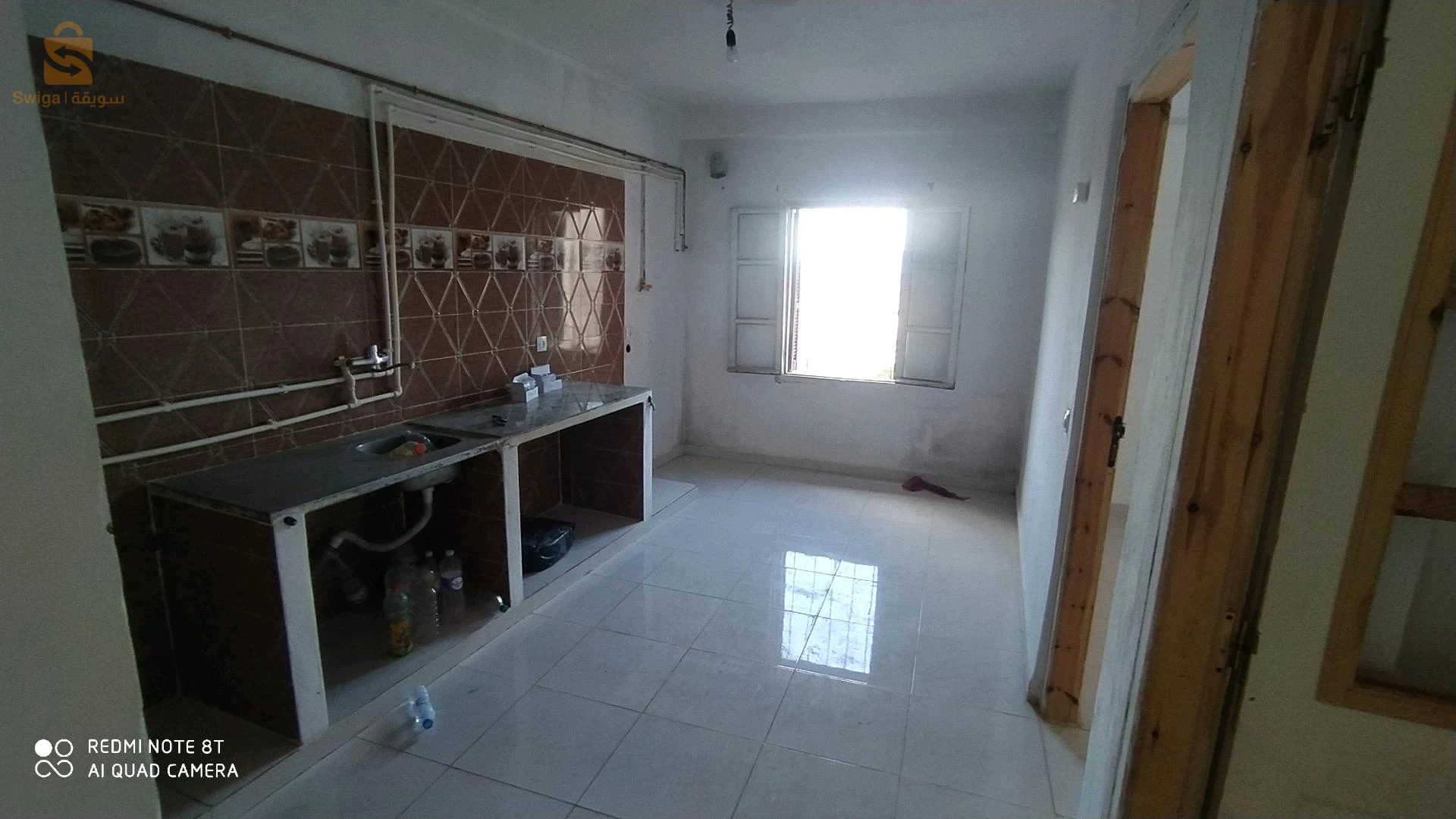 منزل للبيع في حي بوصوف حي النعجة الصغيرة فوق المسجد بي 4 رواد جها اليمنى فيه سوسول يطل على الحديقة و طابق العلوي يطل على الحديقة و طريق متكون من 2 غرف كبار وحدة 6/ 5 و لخرى 5/ 4 و مطبخ مفتوح على الهول و حمام و مرحاض كبار مخدومة مليح مفينية تسكن بنهارك غاز ماء كهرباء انترنات اوراق تسوية موجودة
