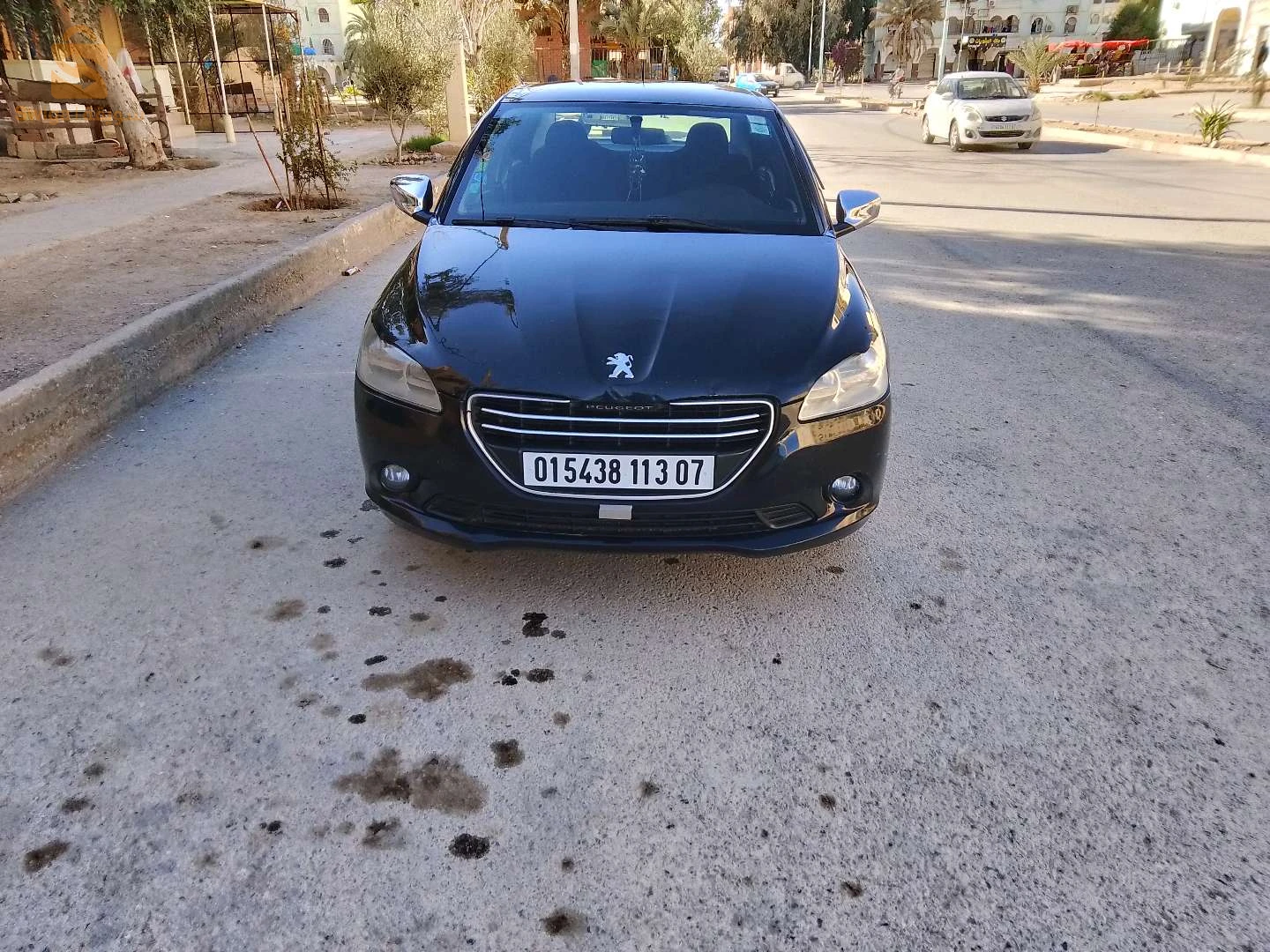 301 ess 1,2 نظيفة ما فيهاش البانتورة فيها روتوشة على برا موتور شباب