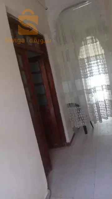 منزل لسكن طابق أرضي واسع الله يبارك ويقع في وسط الولاية قريب من كل المرافق(ابتدائية-متوسطة-ثانوية-جامعة-مسجد)
فيه زوج مراح واحد امام باب الدخلة وثاني في الخلف وجهة المنزل جيهة وحدة للاستفسار عن اي معلومة  الاتصال على الرقم 
0670143019