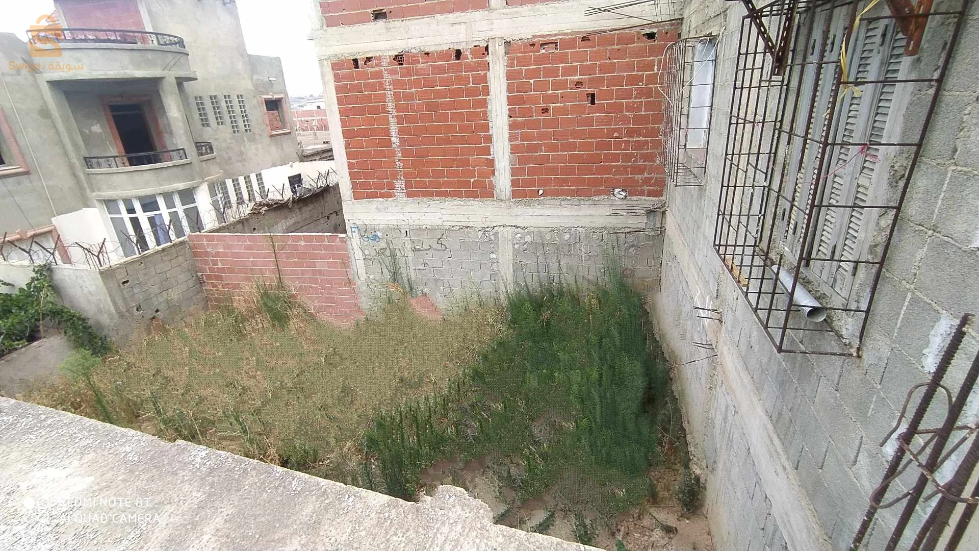 منزل للبيع في حي بوصوف حي النعجة الصغيرة فوق المسجد بي 4 رواد جها اليمنى فيه سوسول يطل على الحديقة و طابق العلوي يطل على الحديقة و طريق متكون من 2 غرف كبار وحدة 6/ 5 و لخرى 5/ 4 و مطبخ مفتوح على الهول و حمام و مرحاض كبار مخدومة مليح مفينية تسكن بنهارك غاز ماء كهرباء انترنات اوراق تسوية موجودة