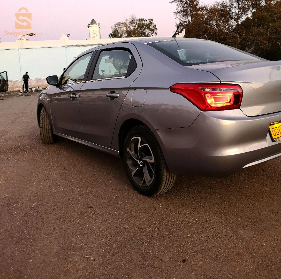 une nouvelle voiture familiale sans retouche et sans aucune rayure