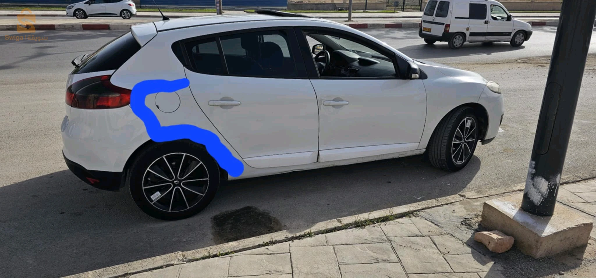 Nbi3 w nbrz 
Megane 3 1.5dci 110ch 
🔴Moteur mahtoto 10/10
🔴Suspension 10/10
🔴Fiha capou w lel avant w racora arrière fiha darba fa têt ta3 rojron ay f les photos