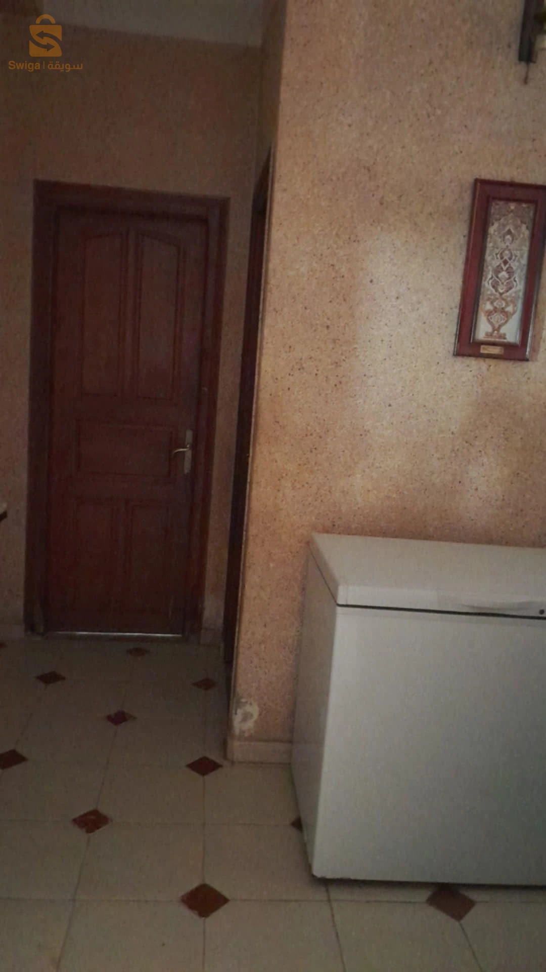 فيلا 3طوابق في حي نظيف وهادئ زائد حديقة زائد مكان لركن 3سيارات زائد سطح ماء غاز كهرباء كل شيء ريڨلو فيلا مكملة قرايتها ارواح تسكن وفقط