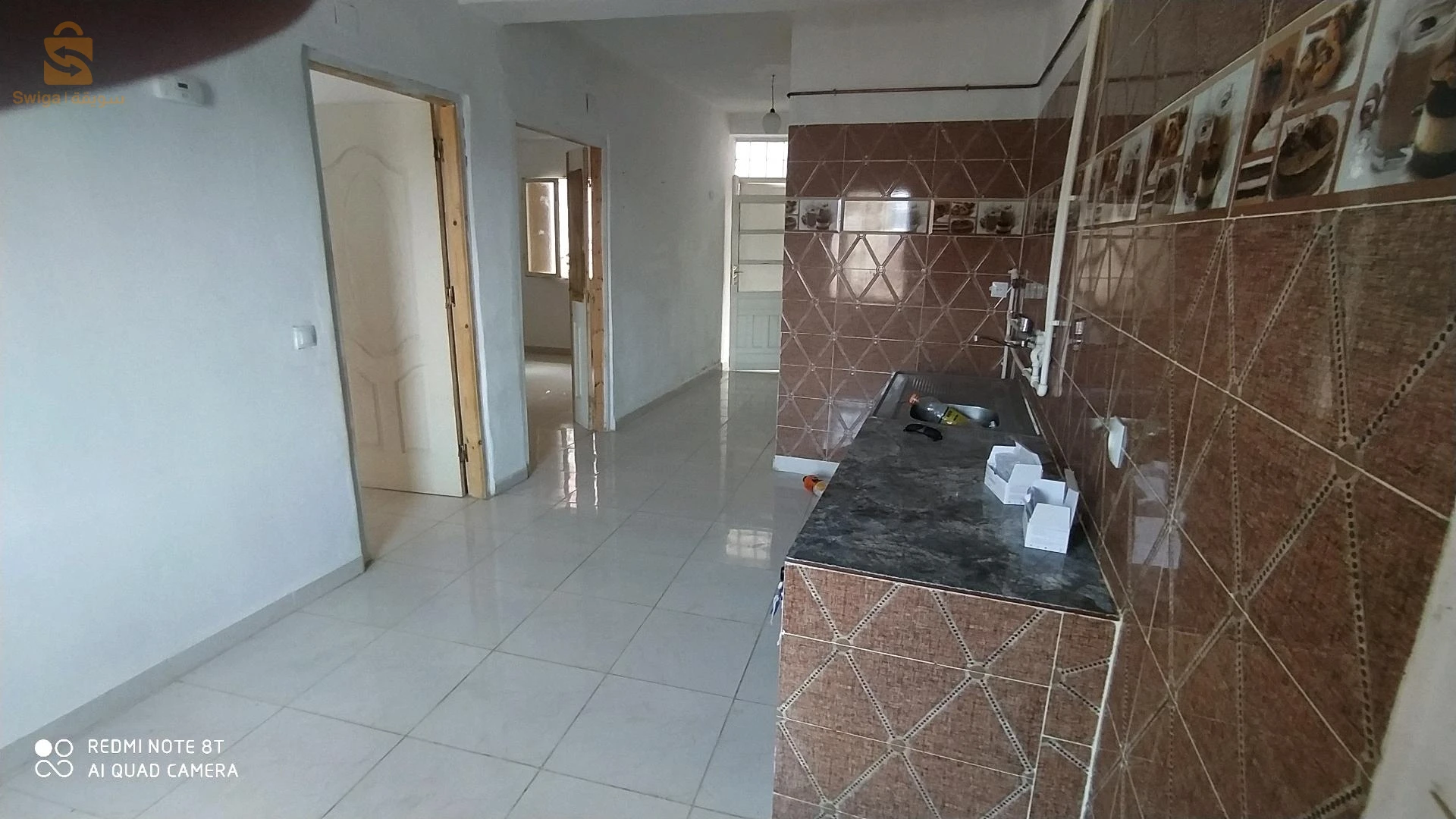 منزل للبيع في حي بوصوف حي النعجة الصغيرة فوق المسجد بي 4 رواد جها اليمنى فيه سوسول يطل على الحديقة و طابق العلوي يطل على الحديقة و طريق متكون من 2 غرف كبار وحدة 6/ 5 و لخرى 5/ 4 و مطبخ مفتوح على الهول و حمام و مرحاض كبار مخدومة مليح مفينية تسكن بنهارك غاز ماء كهرباء انترنات اوراق تسوية موجودة