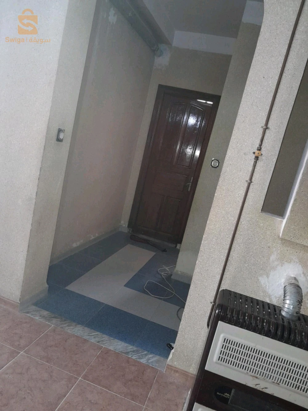 فيلا 3طوابق في حي نظيف وهادئ زائد حديقة زائد مكان لركن 3سيارات زائد سطح ماء غاز كهرباء كل شيء ريڨلو فيلا مكملة قرايتها ارواح تسكن وفقط
