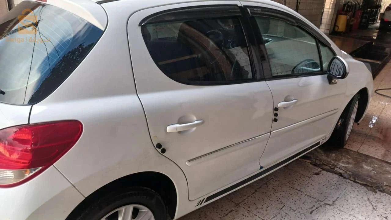 بانتورة 00 
سيارة نظيفة الله يبارك فيها خبشات كيما فلفوطو فوق الروندة مش حاجة طول