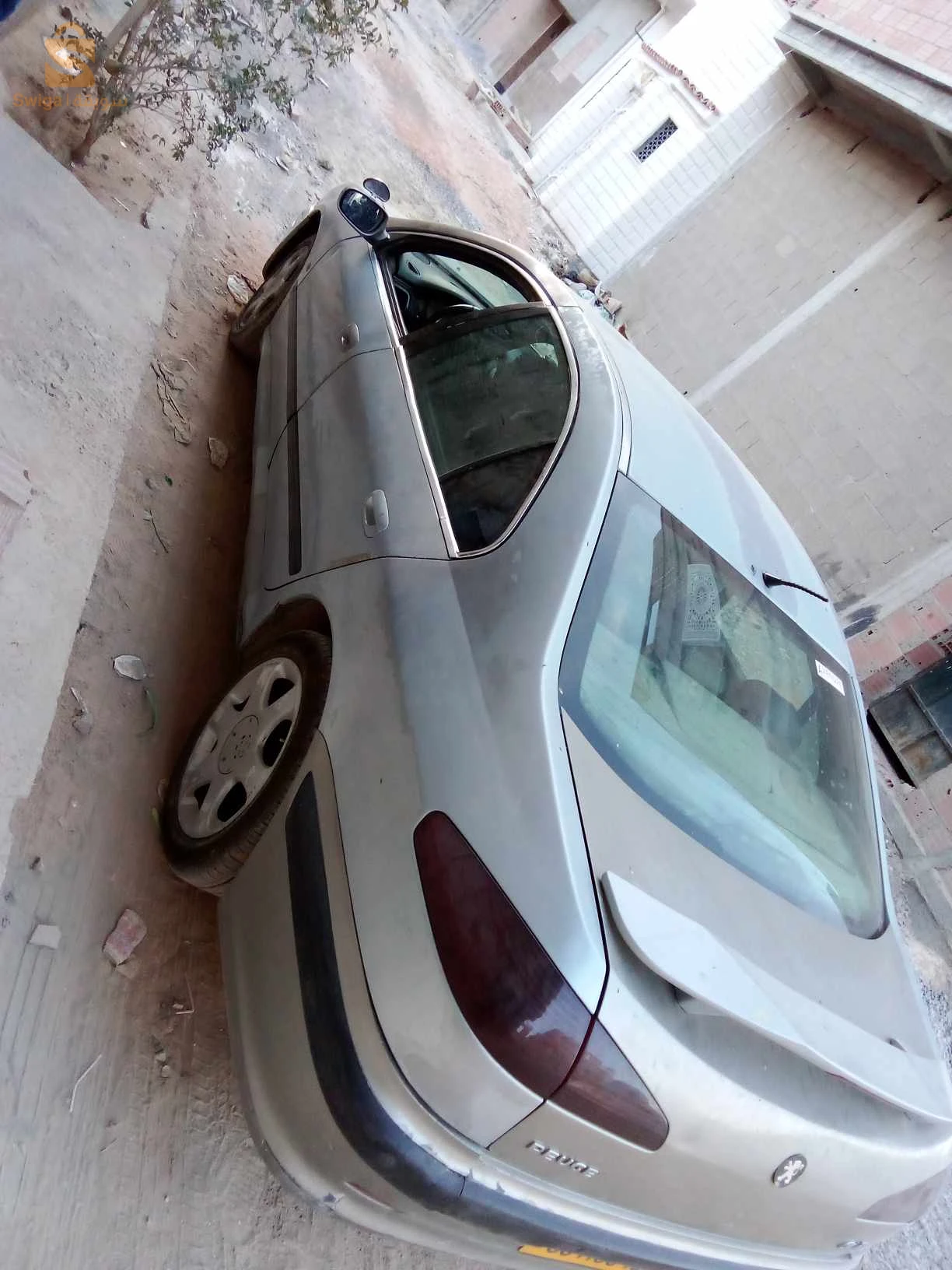 عندك لاسيسبونسيو برك سيارة شابة