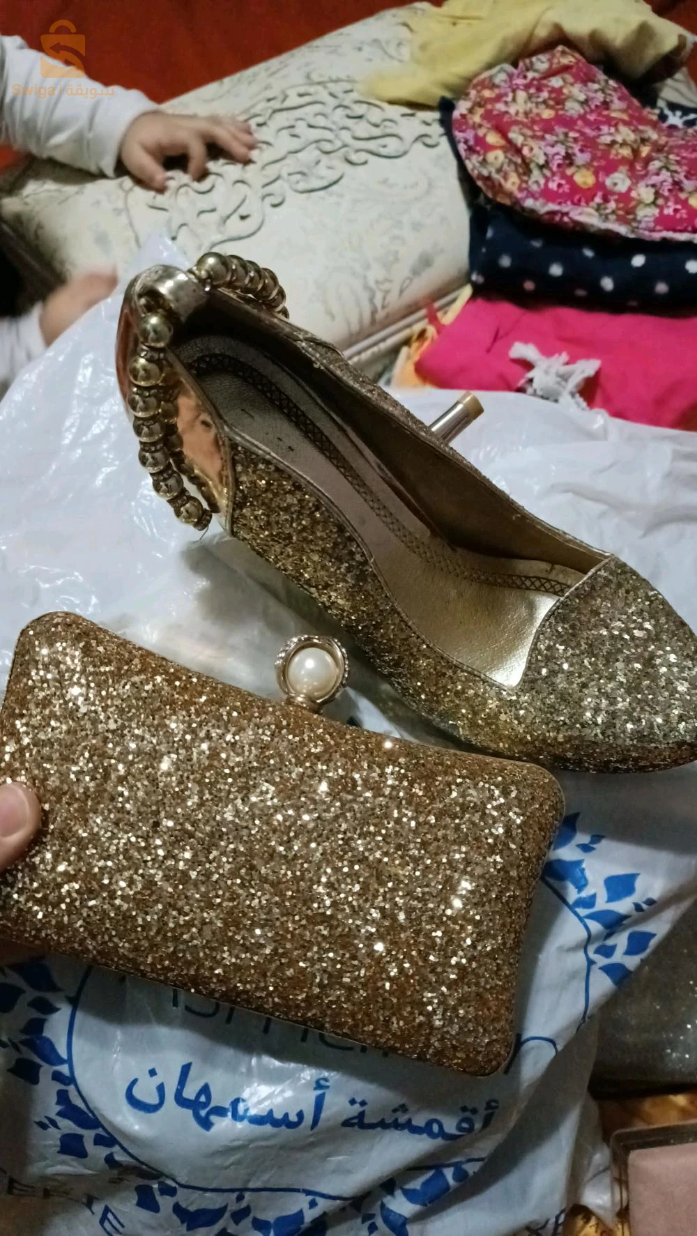 chaussure et pochette doreé