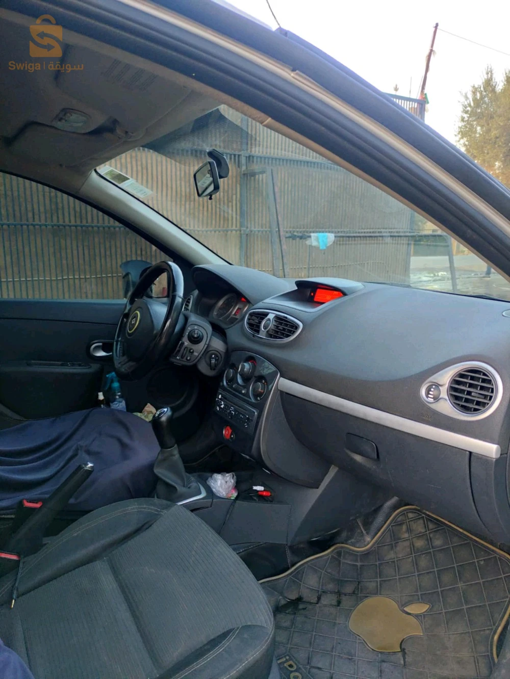 Clio 3 1.2 16v. 
Km : 309000 
00 penture 
فيها آفروى باب تالي كوتي باساجي على برى تبان في الفوطو. 
فيها خدش صغير تحت كابو. 
Suspension 10/10 

 لي مهتم : 0672682385.
