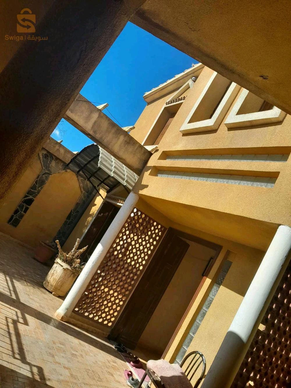 فيلا 3طوابق في حي نظيف وهادئ زائد حديقة زائد مكان لركن 3سيارات زائد سطح ماء غاز كهرباء كل شيء ريڨلو فيلا مكملة قرايتها ارواح تسكن وفقط
