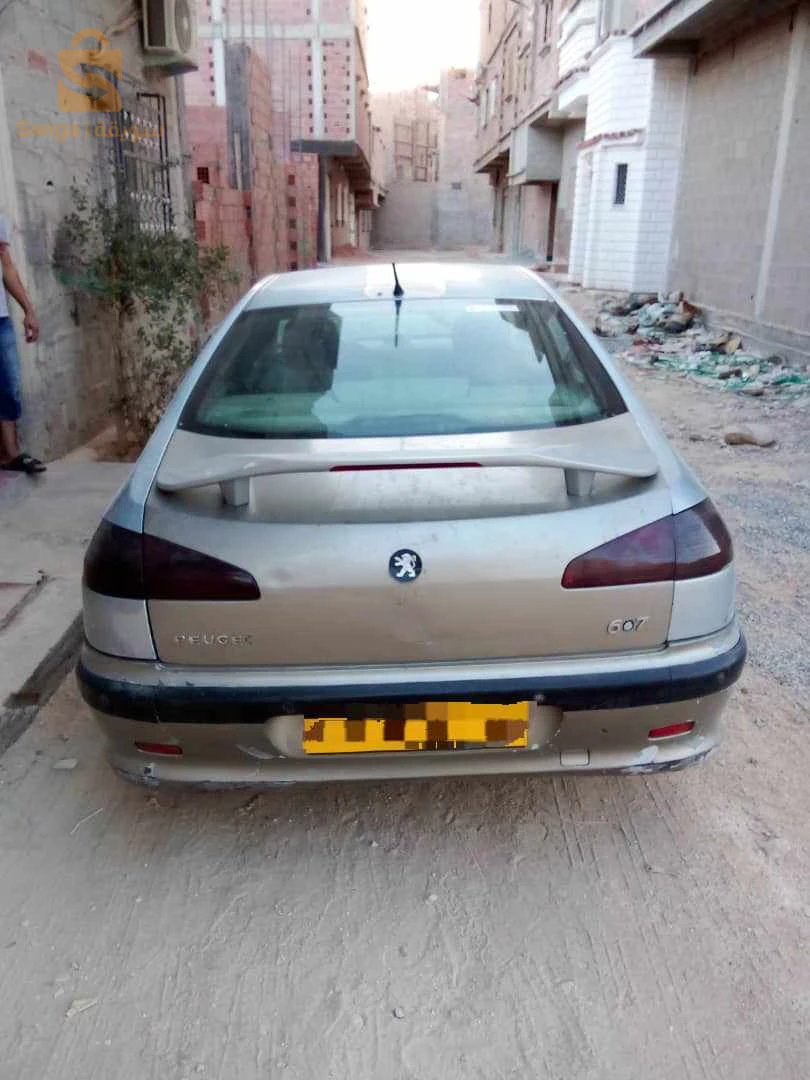 عندك لاسيسبونسيو برك سيارة شابة
