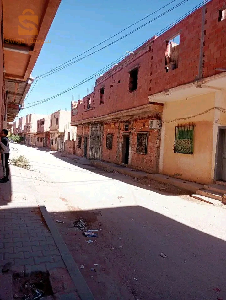 سلام عليكم حوش للبيع مقيوم مليح التحت كاين: 
__ غرفة 4.5/4✅
__صالو كبيرة 8/4✅
__ كوزينة مقيومة تاني 5/4✅
__حمام 2/2✅
__ وفناء (مراح) ✅
والفوق كاين 03 غرف وحمام وهوول ومرحاض 
المهتم يتصل