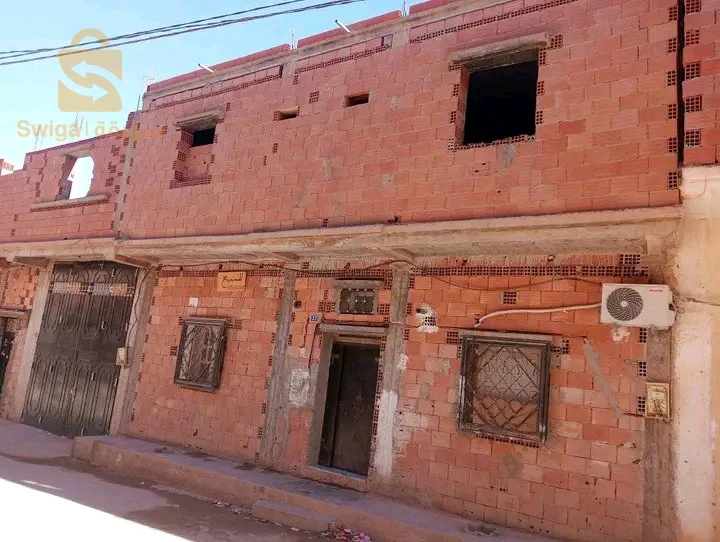 سلام عليكم حوش للبيع مقيوم مليح التحت كاين: 
__ غرفة 4.5/4✅
__صالو كبيرة 8/4✅
__ كوزينة مقيومة تاني 5/4✅
__حمام 2/2✅
__ وفناء (مراح) ✅
والفوق كاين 03 غرف وحمام وهوول ومرحاض 
المهتم يتصل