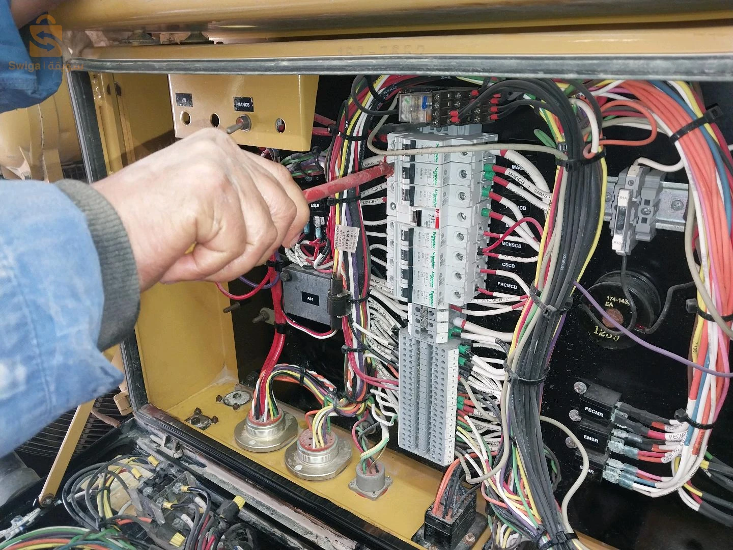 صيانة و تصليح المعدات و الادوات الكهربائية