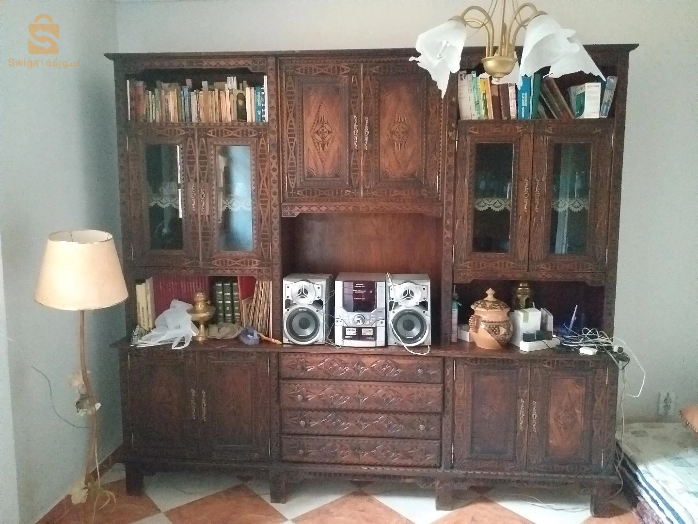 bibliothèque sculptée berbère à la main