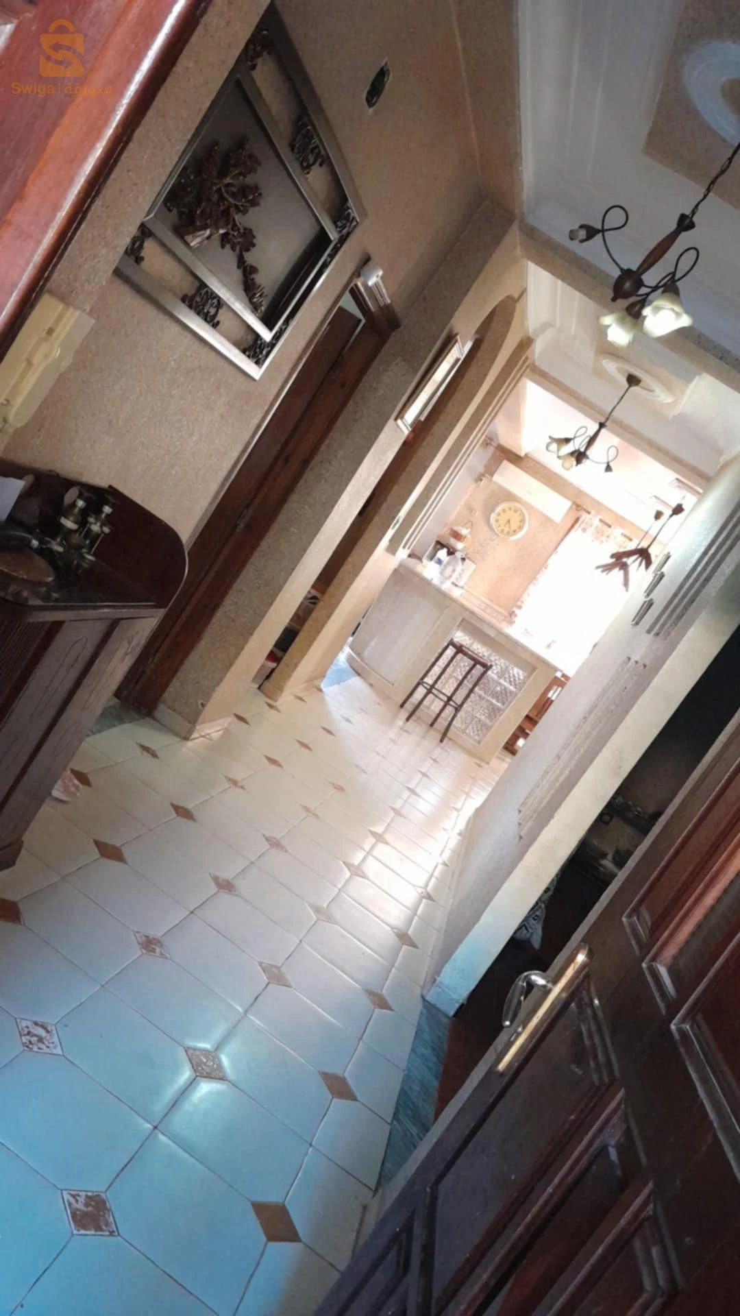 فيلا 3طوابق في حي نظيف وهادئ زائد حديقة زائد مكان لركن 3سيارات زائد سطح ماء غاز كهرباء كل شيء ريڨلو فيلا مكملة قرايتها ارواح تسكن وفقط