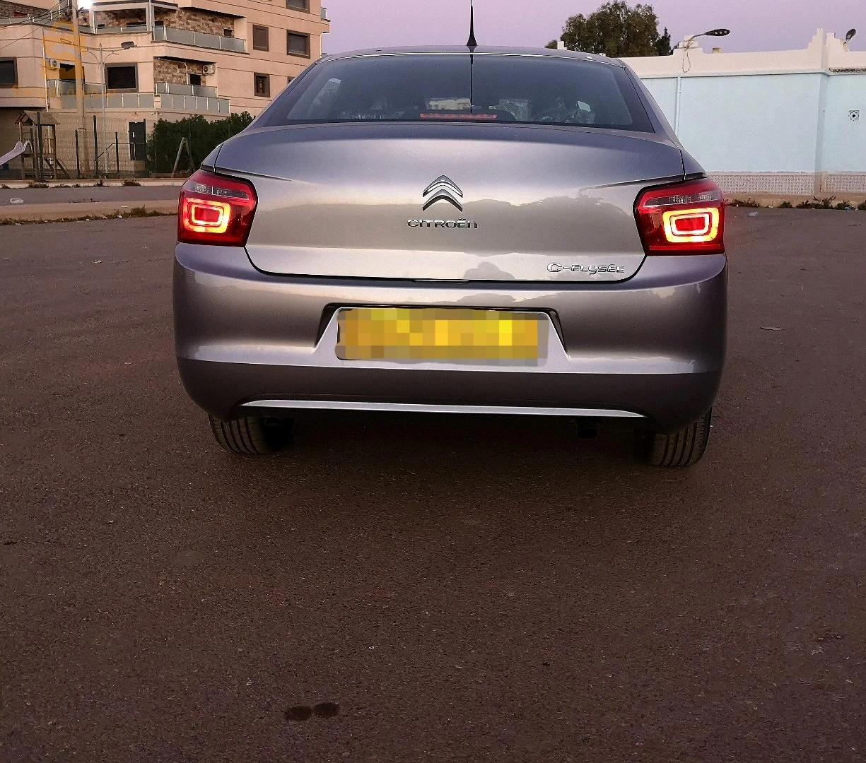 une nouvelle voiture familiale sans retouche et sans aucune rayure