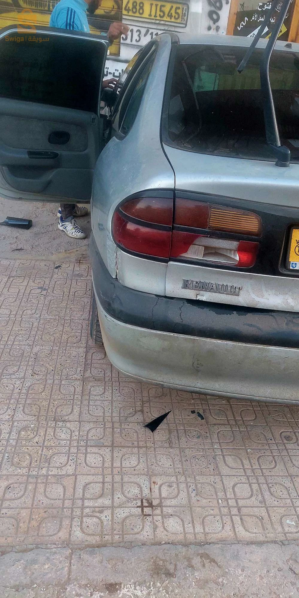 لقونة مفتاح 2000 1.9dci ملبسة قديمة فيها سطح وليزال تاع تلباس برك وفيها كما راهي بلزرق في صورة .  نبيع ونبدل ونزيد 0782 66 10 12