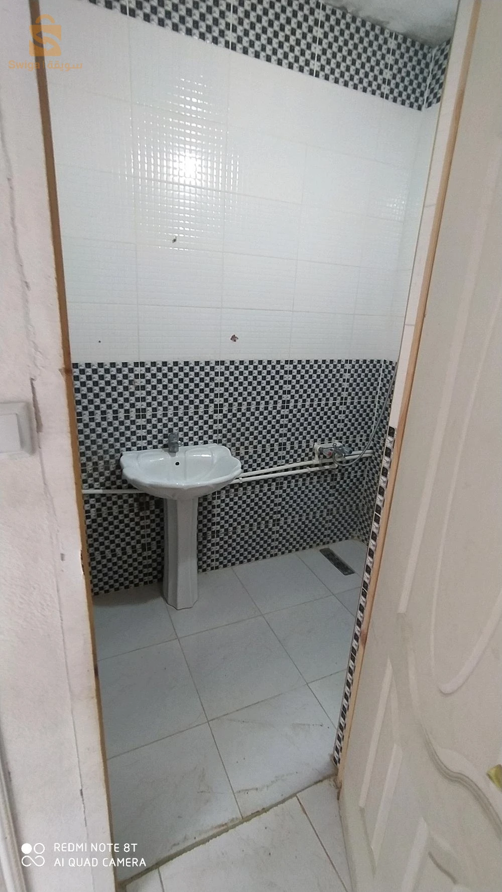 منزل للبيع في حي بوصوف حي النعجة الصغيرة فوق المسجد بي 4 رواد جها اليمنى فيه سوسول يطل على الحديقة و طابق العلوي يطل على الحديقة و طريق متكون من 2 غرف كبار وحدة 6/ 5 و لخرى 5/ 4 و مطبخ مفتوح على الهول و حمام و مرحاض كبار مخدومة مليح مفينية تسكن بنهارك غاز ماء كهرباء انترنات اوراق تسوية موجودة