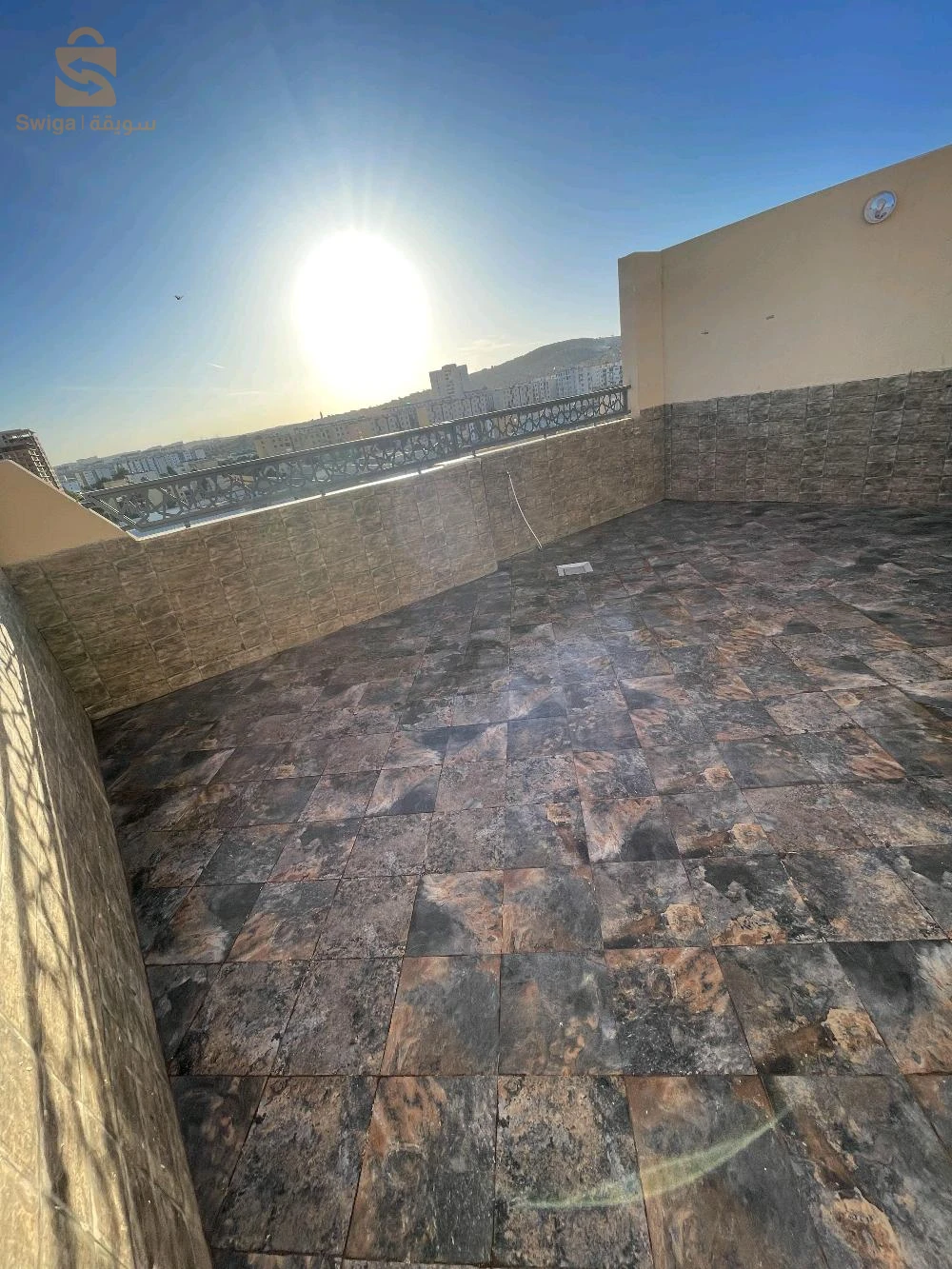 appartement F4 7eme étage a Oran cité peti