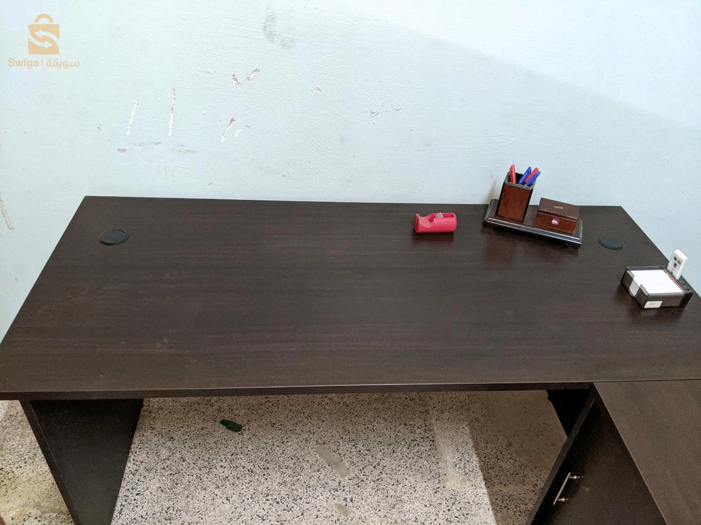 un bureau avec l'armoire