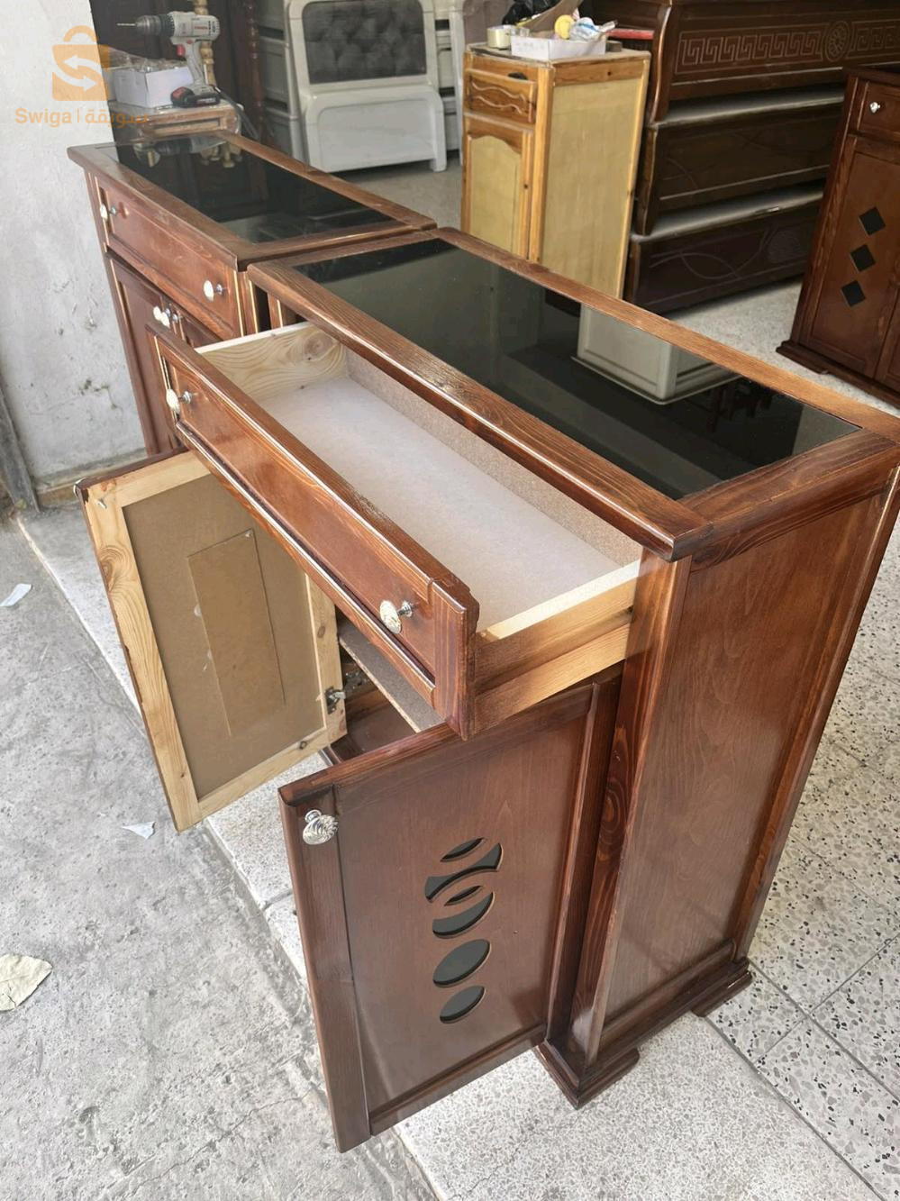 خزانة احذية مصنوعة من الخشب الاحمر