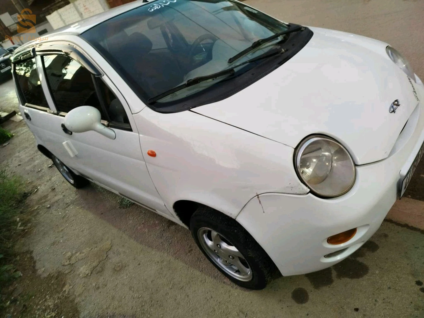 سيارة فيها لال وكابو وزوج ليراكور صغار