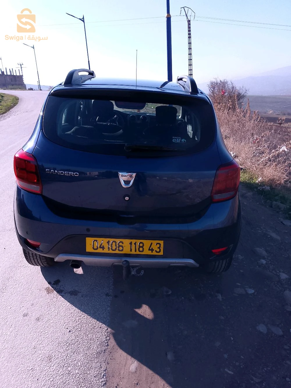 فيها باب الشوفور وراكورة صغيرة فالباب الثانية على نظافة و شوية فروة