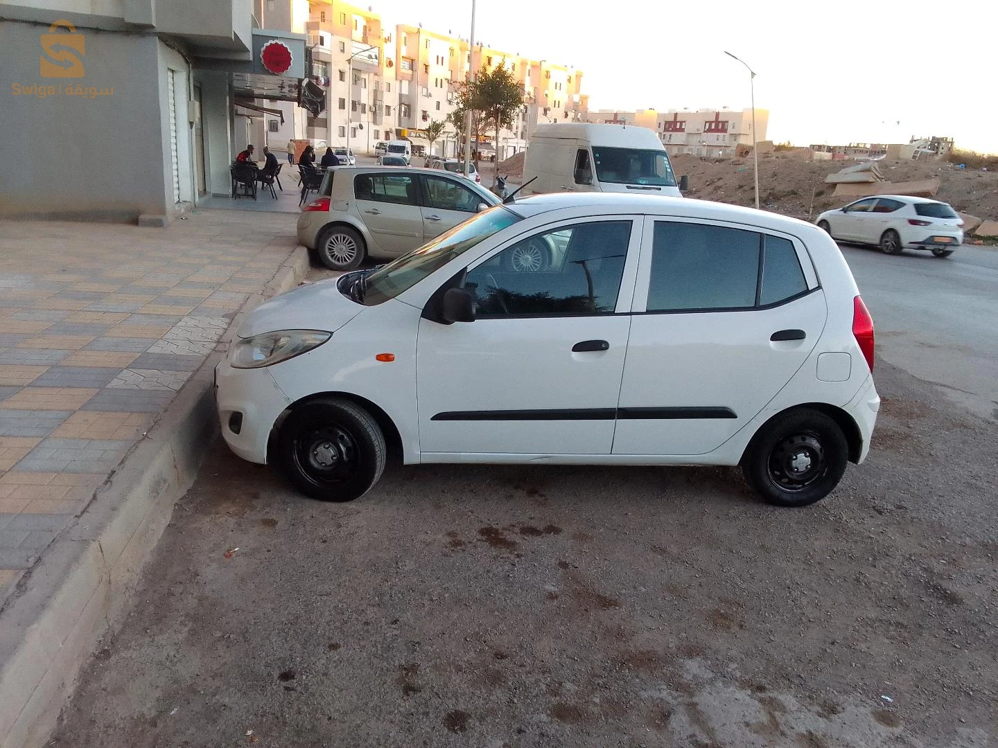 سيارة نضيفة فيها زوج تاع  بارشوك معاودين نضافة