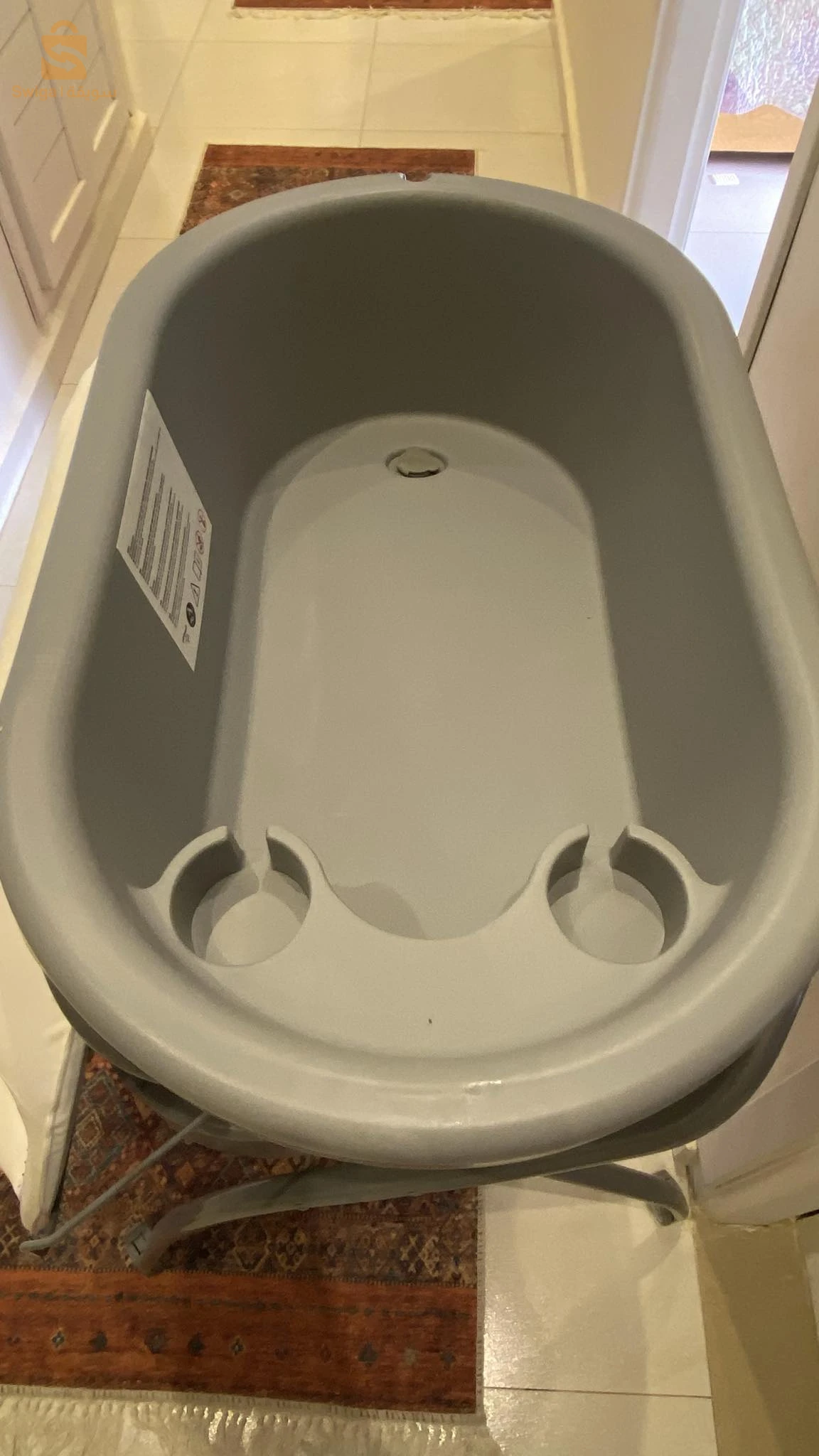 table de change bébé avec baignoire de la marque free One excellent état prix d'origine 20.000 Da