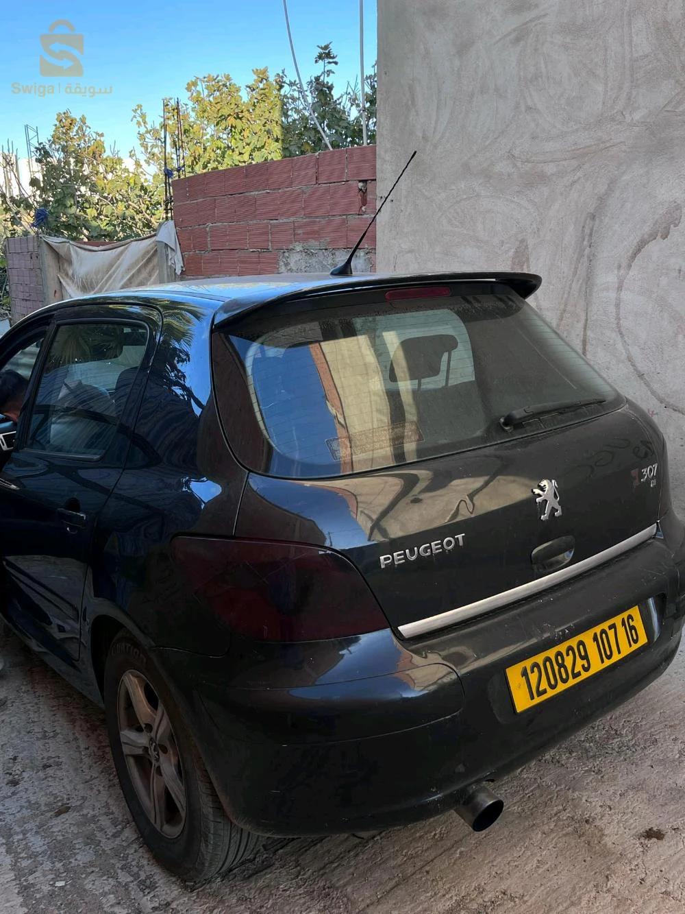 فيها 2 لبارشوك أو بات كاس كوتي درواة أو أفروا صغيرة فالباب