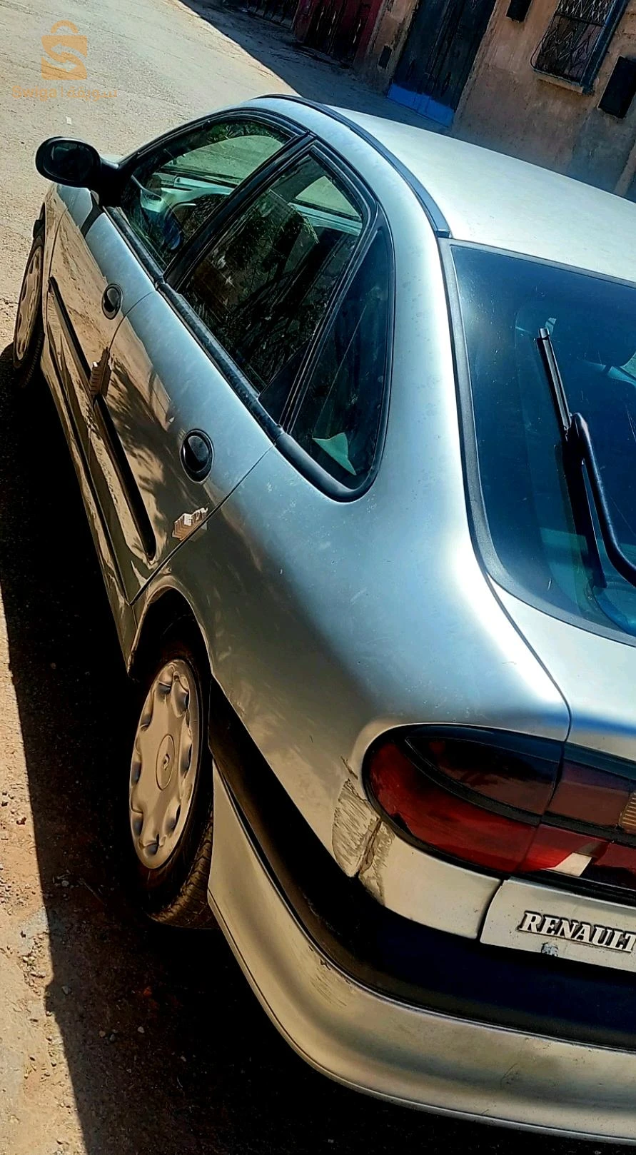 لقونة مفتاح 2000 1.9dci ملبسة قديمة فيها سطح وليزال تاع تلباس برك وفيها كما راهي بلزرق في صورة .  نبيع ونبدل ونزيد 0782 66 10 12