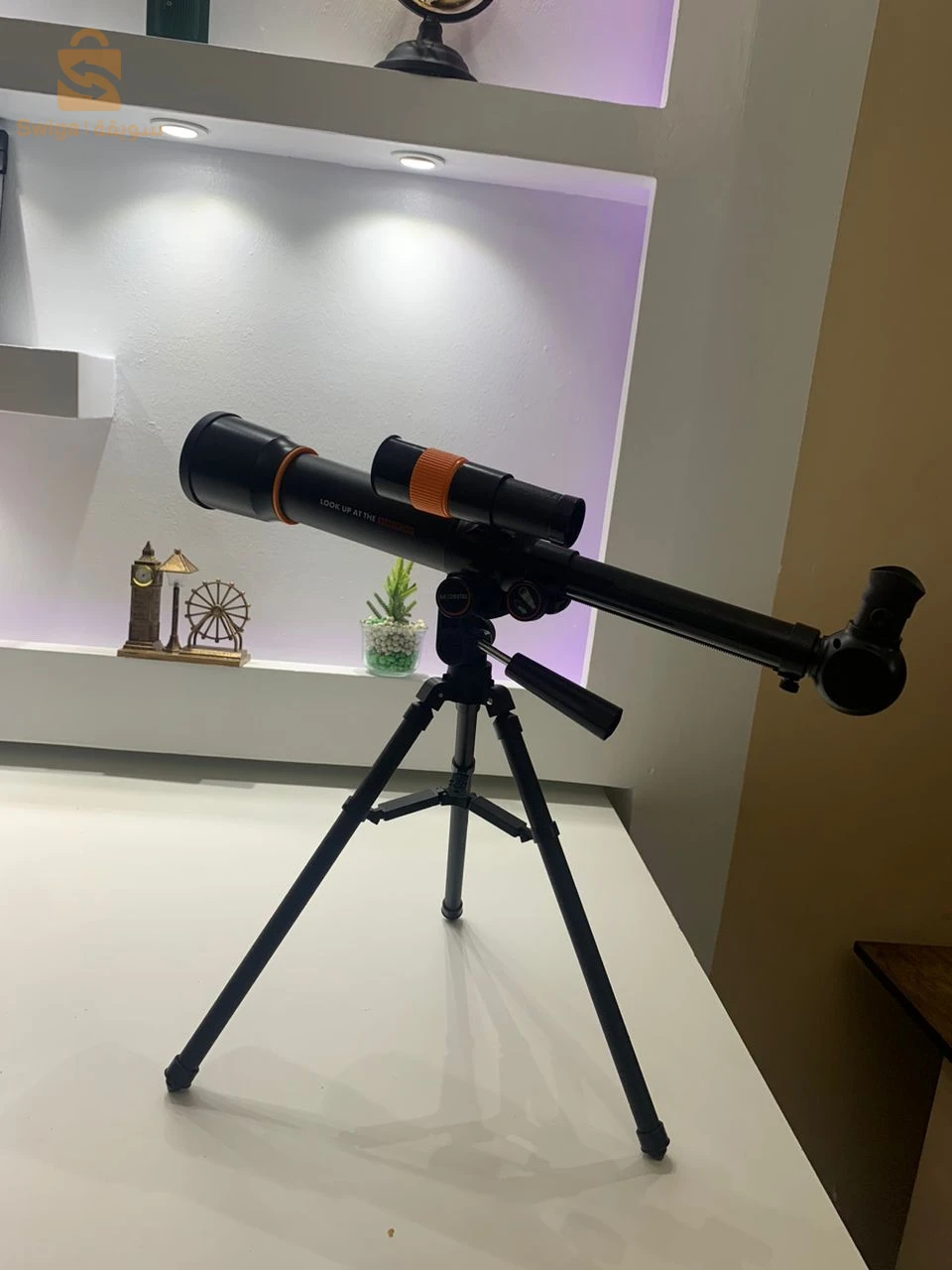 Télescope réfracteur d’ouverture pour observer les étoiles avec trépied réglable