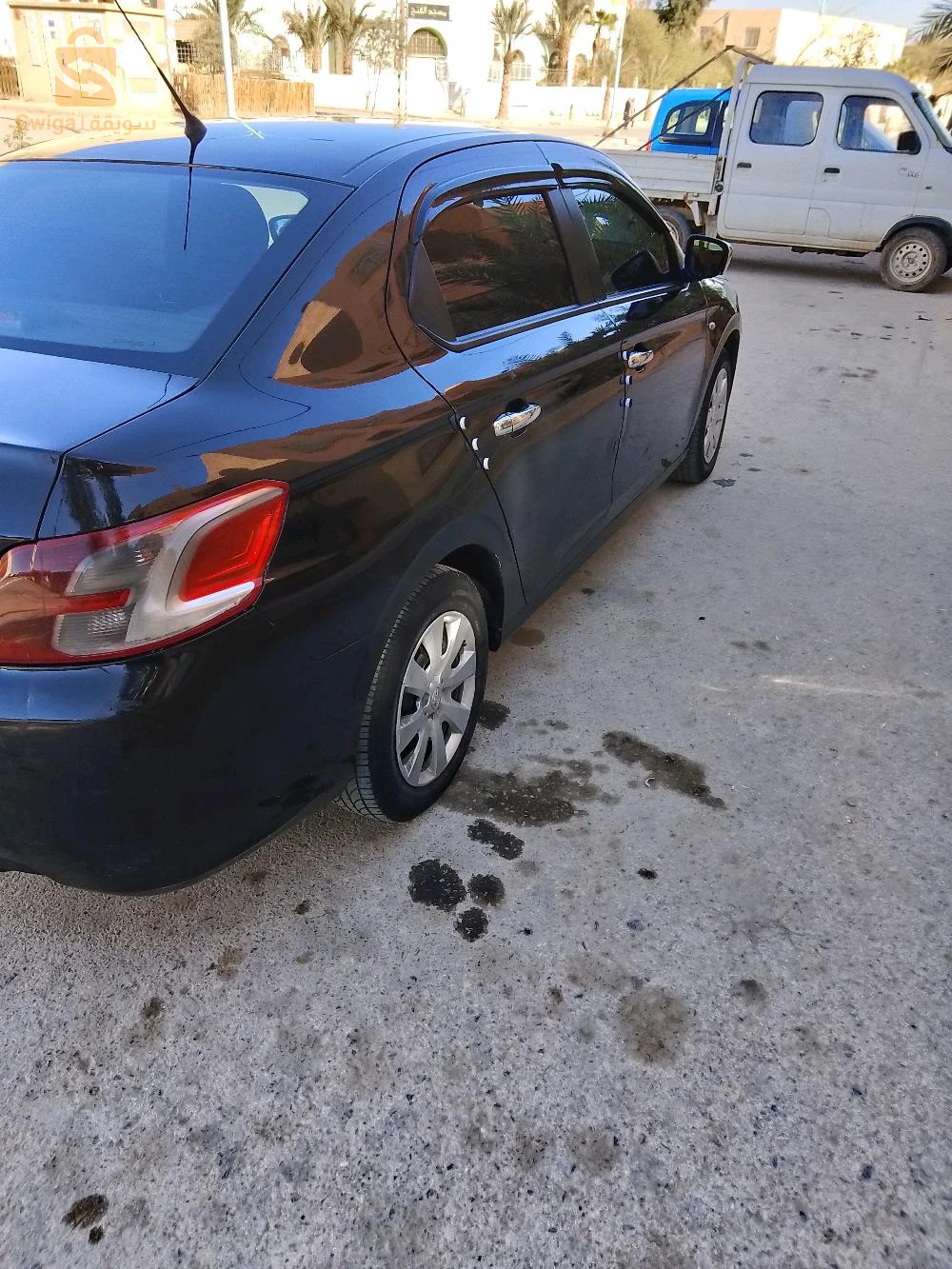 301 ess 1,2 نظيفة ما فيهاش البانتورة فيها روتوشة على برا موتور شباب