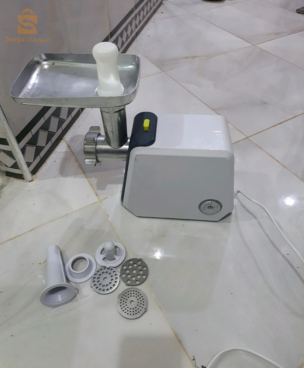 الة فرم لحم و صنع مرقاز