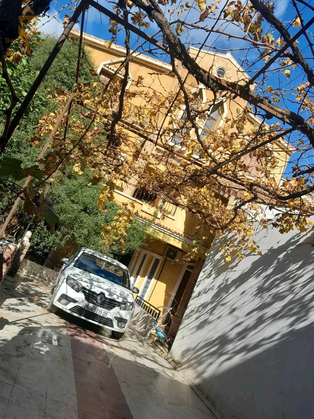 فيلا 3طوابق في حي نظيف وهادئ زائد حديقة زائد مكان لركن 3سيارات زائد سطح ماء غاز كهرباء كل شيء ريڨلو فيلا مكملة قرايتها ارواح تسكن وفقط