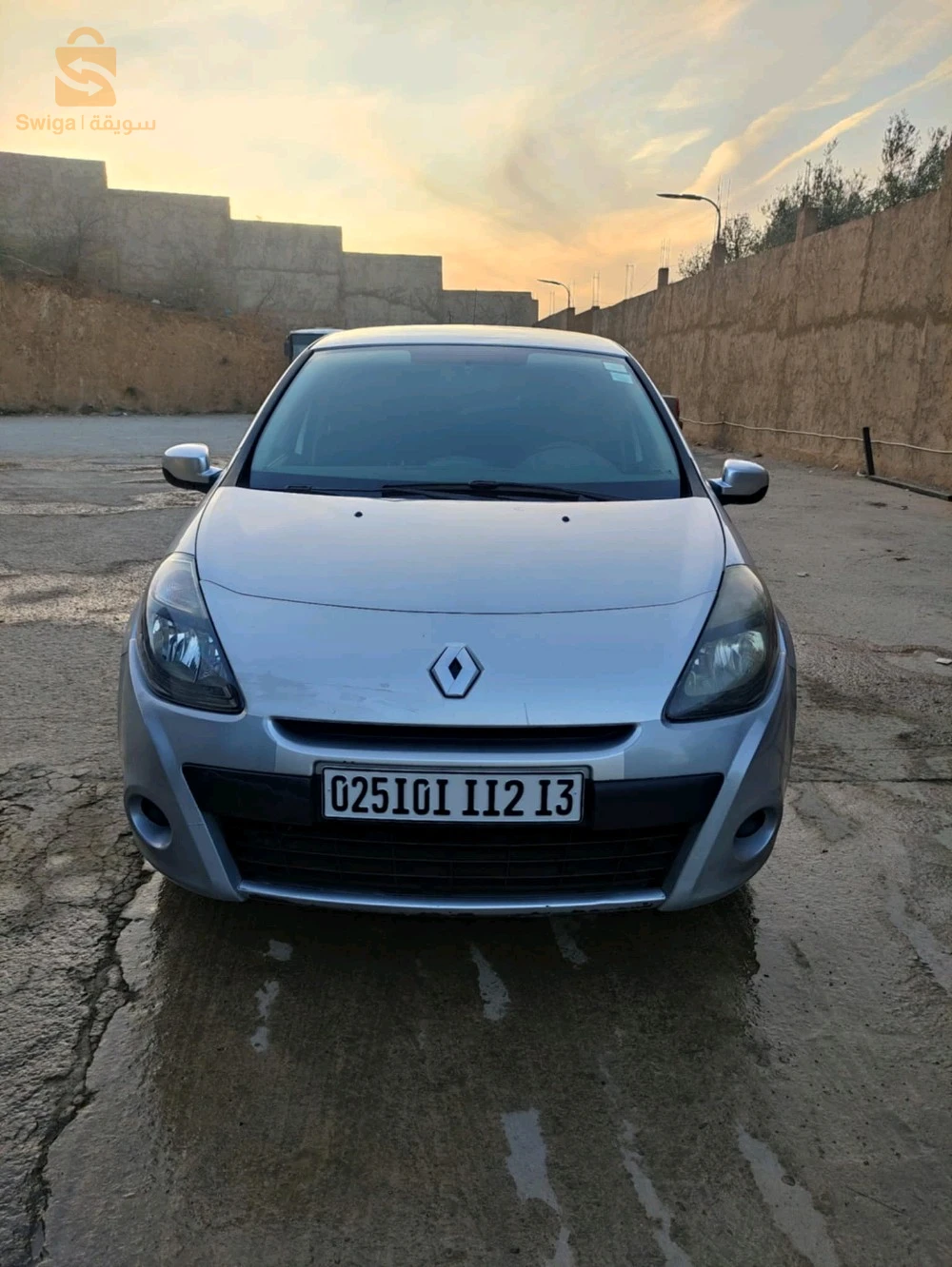 Clio 3 1.2 16v. 
Km : 309000 
00 penture 
فيها آفروى باب تالي كوتي باساجي على برى تبان في الفوطو. 
فيها خدش صغير تحت كابو. 
Suspension 10/10 
 لي مهتم : 0672682385.
