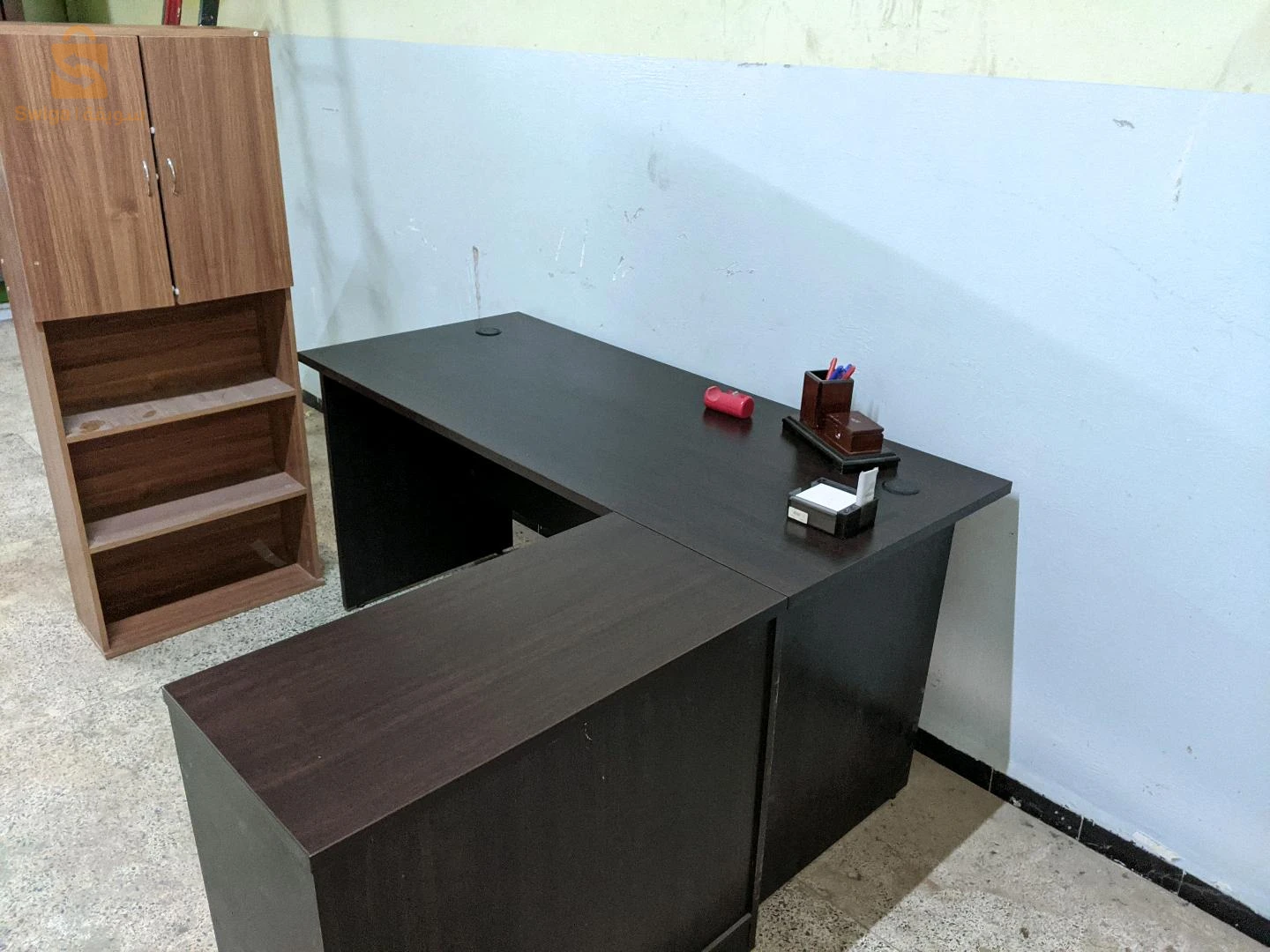 un bureau avec l'armoire