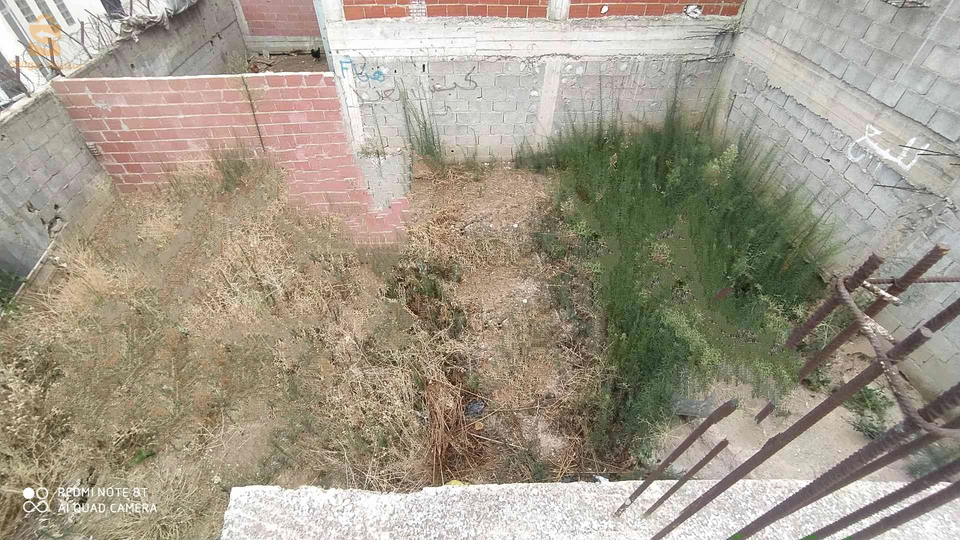 منزل للبيع في حي بوصوف حي النعجة الصغيرة فوق المسجد بي 4 رواد جها اليمنى فيه سوسول يطل على الحديقة و طابق العلوي يطل على الحديقة و طريق متكون من 2 غرف كبار وحدة 6/ 5 و لخرى 5/ 4 و مطبخ مفتوح على الهول و حمام و مرحاض كبار مخدومة مليح مفينية تسكن بنهارك غاز ماء كهرباء انترنات اوراق تسوية موجودة