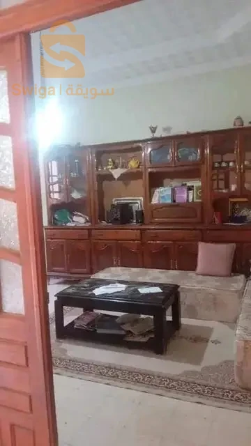 منزل لسكن طابق أرضي واسع الله يبارك ويقع في وسط الولاية قريب من كل المرافق(ابتدائية-متوسطة-ثانوية-جامعة-مسجد)
فيه زوج مراح واحد امام باب الدخلة وثاني في الخلف وجهة المنزل جيهة وحدة للاستفسار عن اي معلومة  الاتصال على الرقم 
0670143019