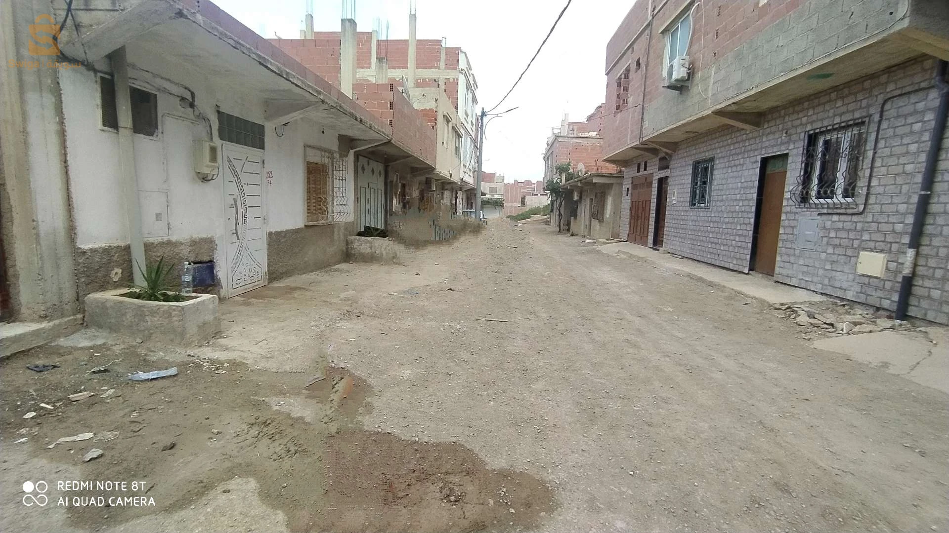 منزل للبيع في حي بوصوف حي النعجة الصغيرة فوق المسجد بي 4 رواد جها اليمنى فيه سوسول يطل على الحديقة و طابق العلوي يطل على الحديقة و طريق متكون من 2 غرف كبار وحدة 6/ 5 و لخرى 5/ 4 و مطبخ مفتوح على الهول و حمام و مرحاض كبار مخدومة مليح مفينية تسكن بنهارك غاز ماء كهرباء انترنات اوراق تسوية موجودة