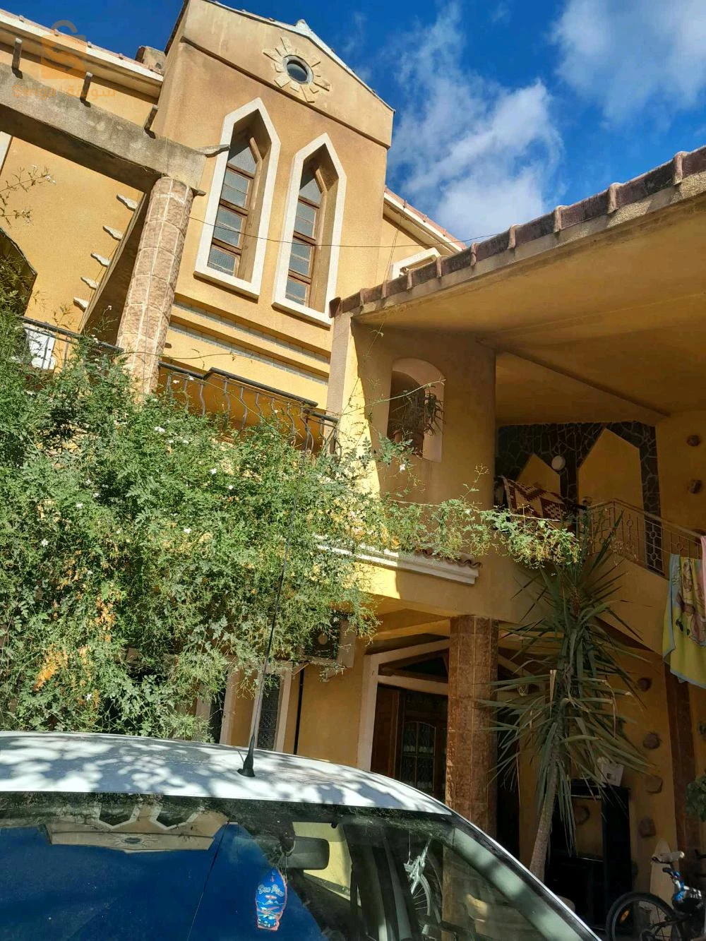 فيلا 3طوابق في حي نظيف وهادئ زائد حديقة زائد مكان لركن 3سيارات زائد سطح ماء غاز كهرباء كل شيء ريڨلو فيلا مكملة قرايتها ارواح تسكن وفقط