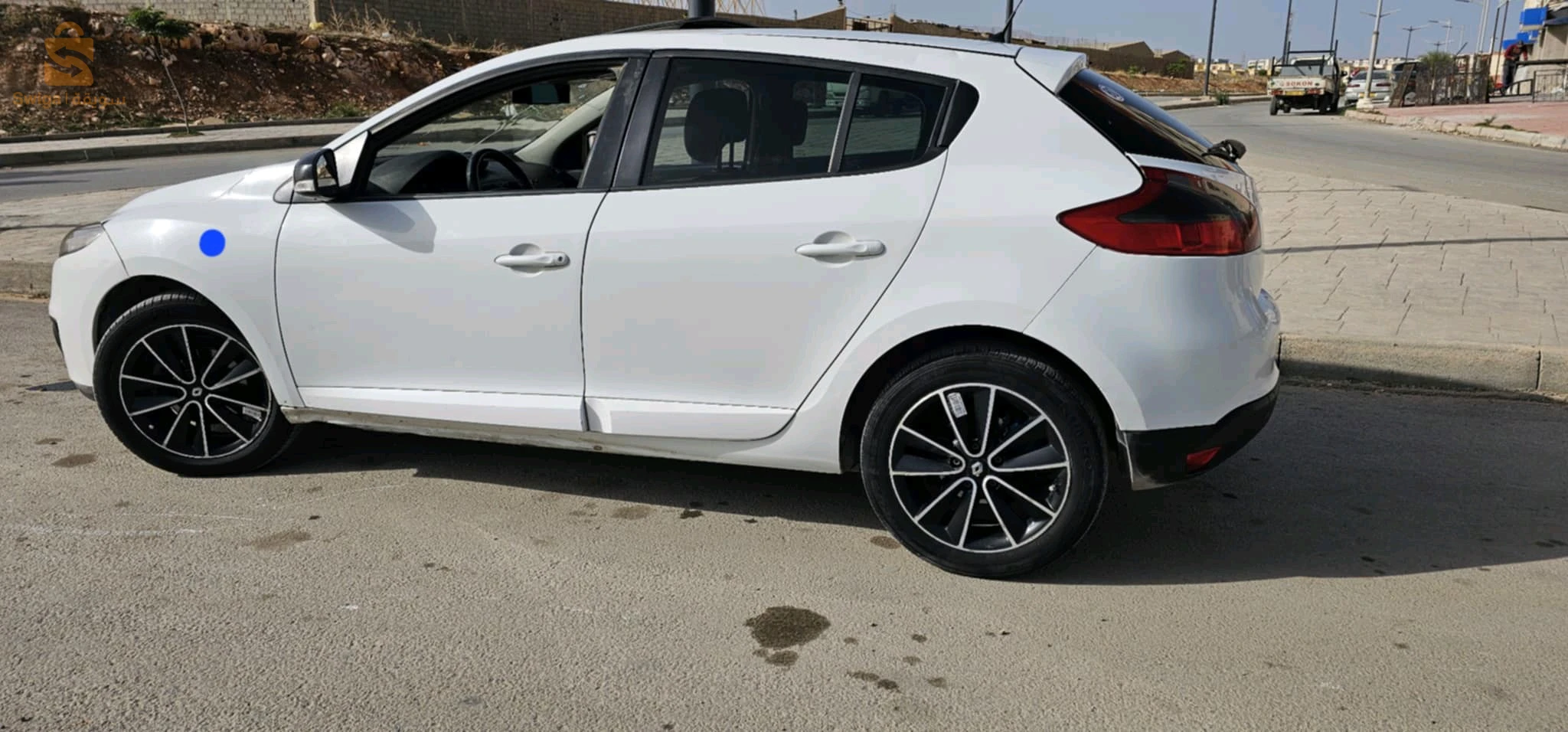 Nbi3 w nbrz 
Megane 3 1.5dci 110ch 
🔴Moteur mahtoto 10/10
🔴Suspension 10/10
🔴Fiha capou w lel avant w racora arrière fiha darba fa têt ta3 rojron ay f les photos